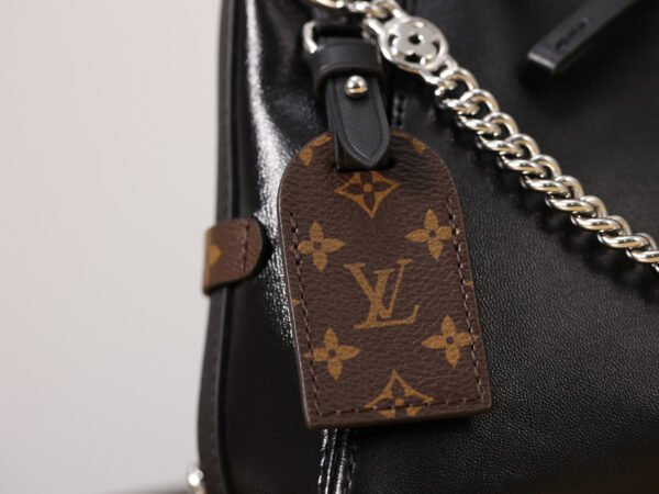 13430514344700788 M12888当季新款 CARRYALL BB 手袋