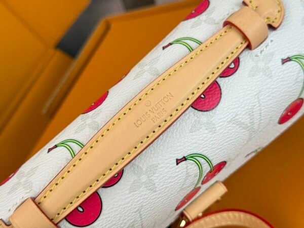 M14231  Pochette Métis East West 手袋