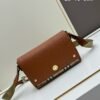 Burberry 經典格纹元素的翻盖斜挎小方包