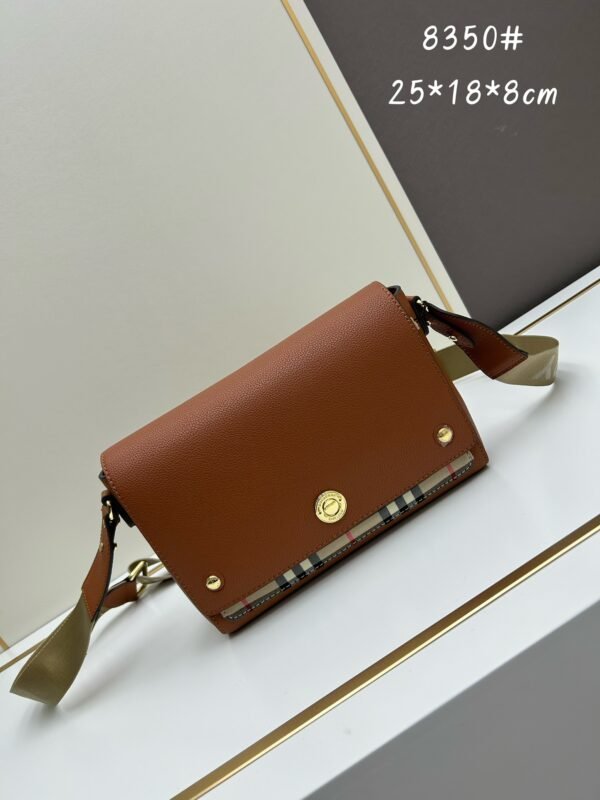 Burberry 經典格纹元素的翻盖斜挎小方包