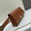 Burberry 經典格纹元素的翻盖斜挎小方包
