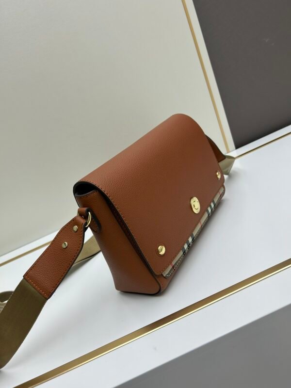 Burberry 經典格纹元素的翻盖斜挎小方包
