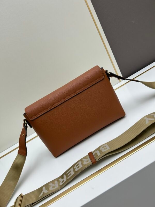 Burberry 經典格纹元素的翻盖斜挎小方包