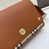 Burberry 經典格纹元素的翻盖斜挎小方包