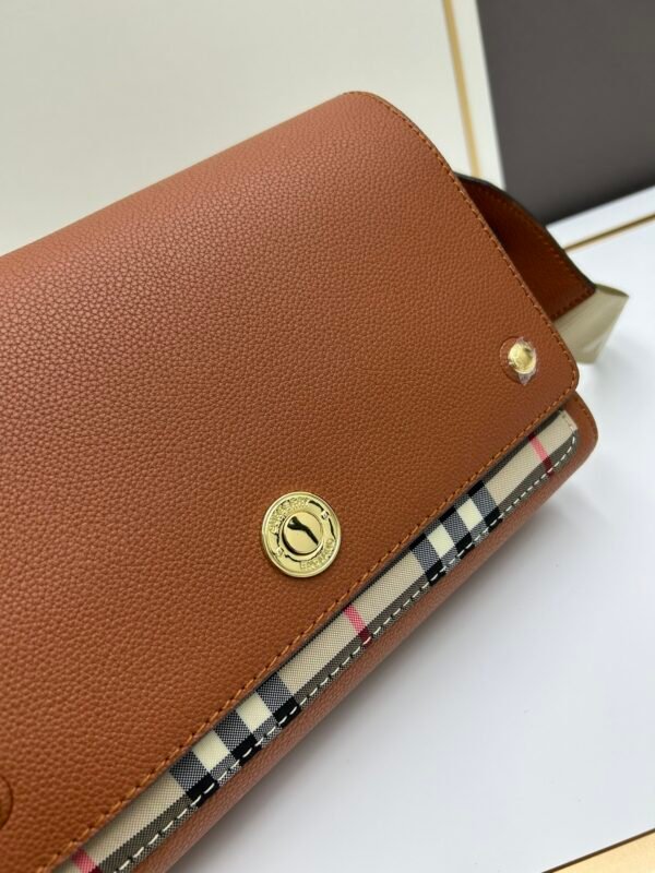 Burberry 經典格纹元素的翻盖斜挎小方包