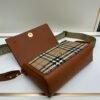 Burberry 經典格纹元素的翻盖斜挎小方包