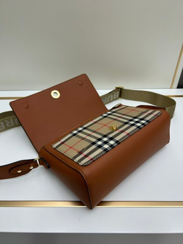 Burberry 經典格纹元素的翻盖斜挎小方包