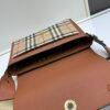 Burberry 經典格纹元素的翻盖斜挎小方包