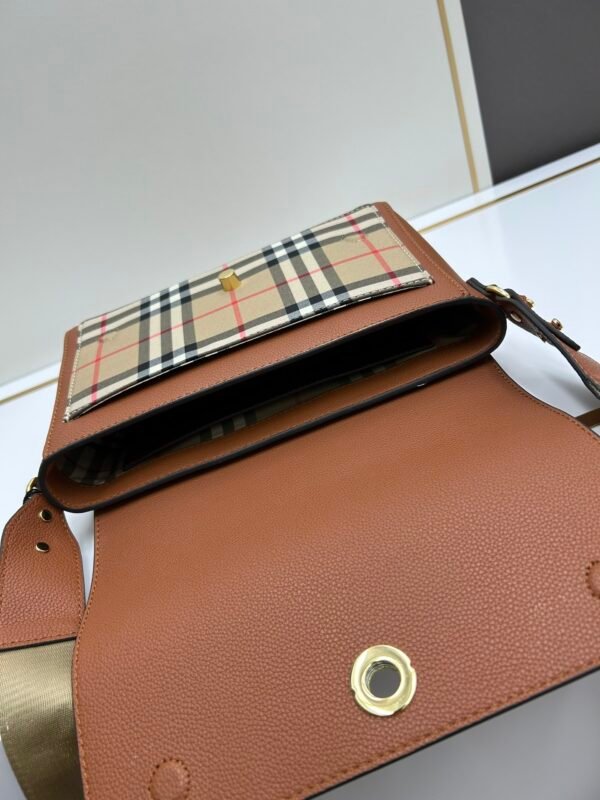 Burberry 經典格纹元素的翻盖斜挎小方包