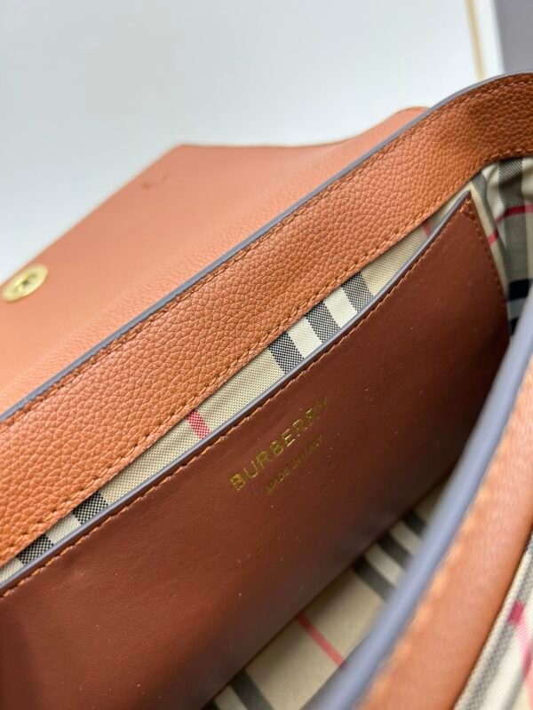 Burberry 經典格纹元素的翻盖斜挎小方包