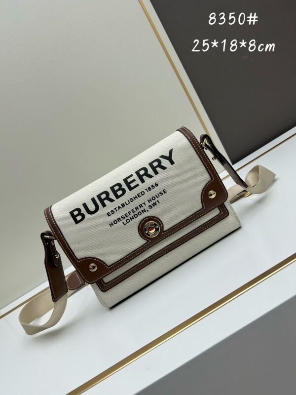 Burberry 經典格纹元素的翻盖斜挎小方包