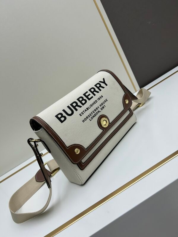 Burberry 經典格纹元素的翻盖斜挎小方包