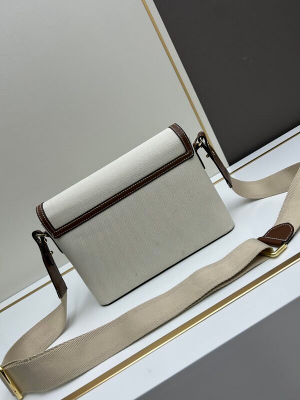 Burberry 經典格纹元素的翻盖斜挎小方包
