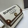 Burberry 經典格纹元素的翻盖斜挎小方包