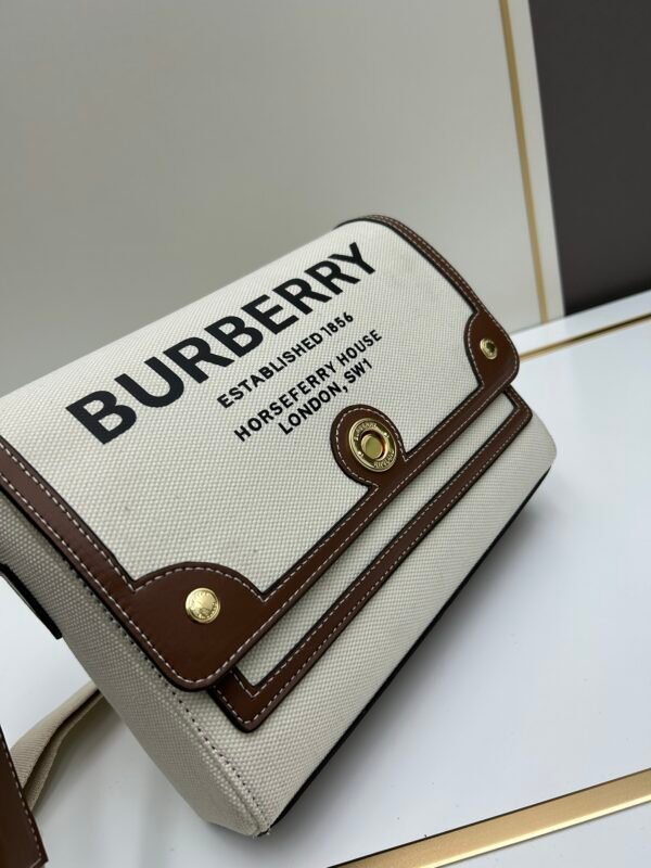 Burberry 經典格纹元素的翻盖斜挎小方包