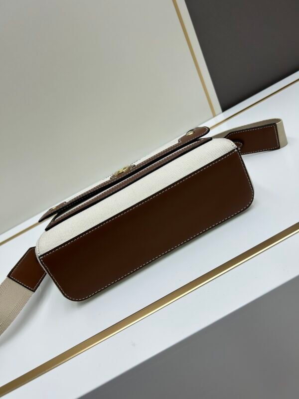 Burberry 經典格纹元素的翻盖斜挎小方包