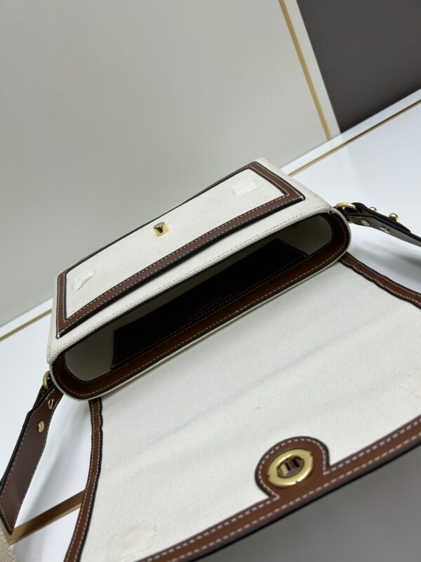 Burberry 經典格纹元素的翻盖斜挎小方包
