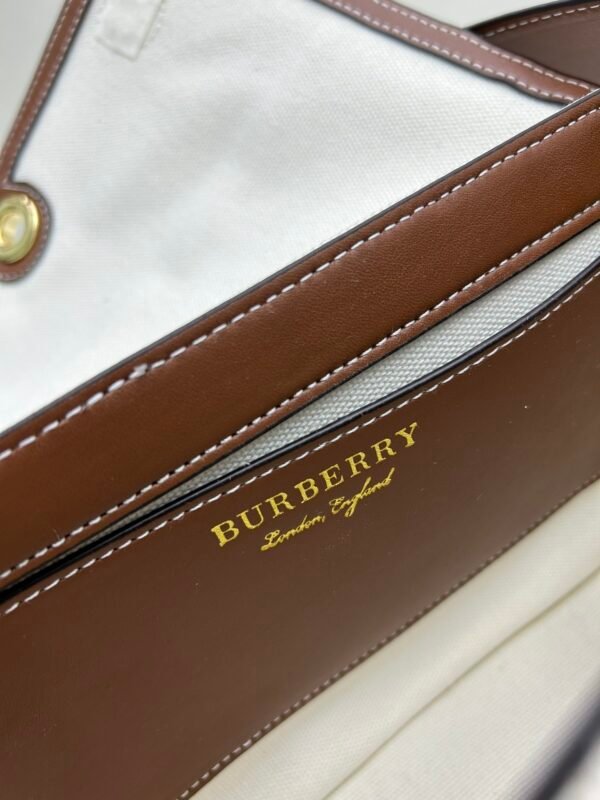Burberry 經典格纹元素的翻盖斜挎小方包
