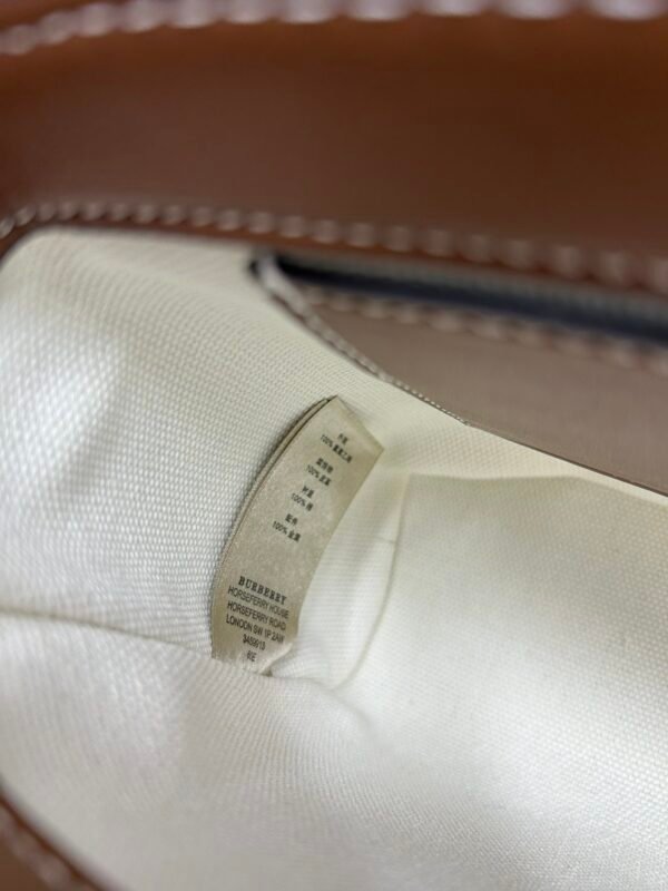 Burberry 經典格纹元素的翻盖斜挎小方包