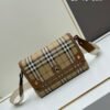 Burberry 經典格纹元素的翻盖斜挎小方包