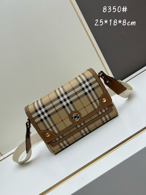 Burberry 經典格纹元素的翻盖斜挎小方包