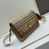 Burberry 經典格纹元素的翻盖斜挎小方包