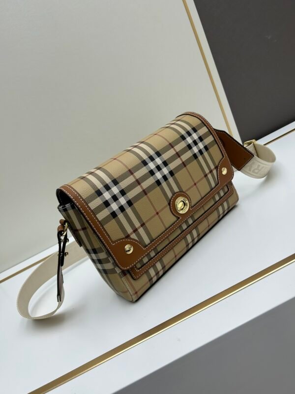 Burberry 經典格纹元素的翻盖斜挎小方包