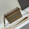 Burberry 經典格纹元素的翻盖斜挎小方包