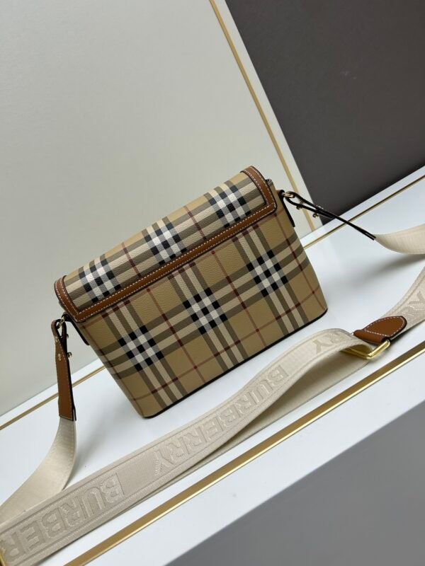 Burberry 經典格纹元素的翻盖斜挎小方包