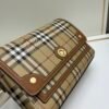 Burberry 經典格纹元素的翻盖斜挎小方包
