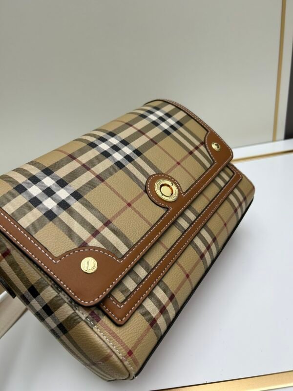 Burberry 經典格纹元素的翻盖斜挎小方包