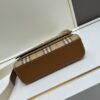 Burberry 經典格纹元素的翻盖斜挎小方包
