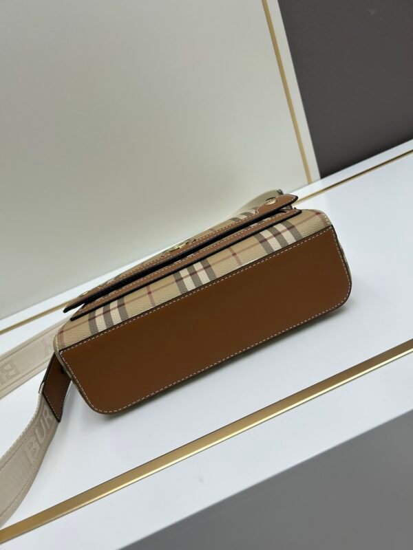 Burberry 經典格纹元素的翻盖斜挎小方包
