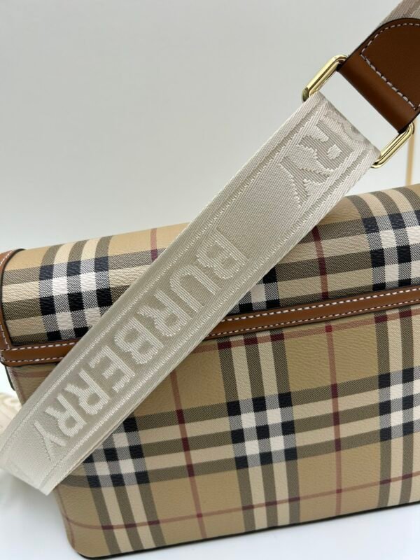 Burberry 經典格纹元素的翻盖斜挎小方包
