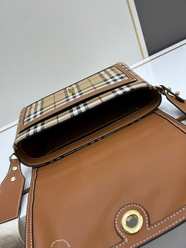 Burberry 經典格纹元素的翻盖斜挎小方包