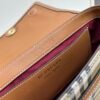 Burberry 經典格纹元素的翻盖斜挎小方包