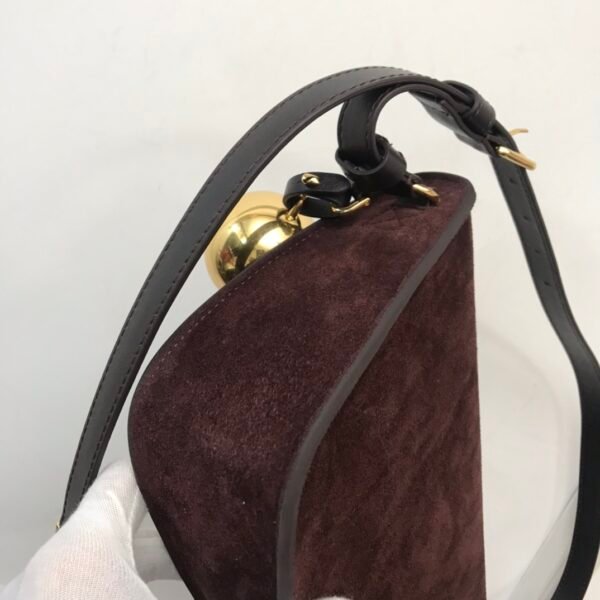 （Burberry）复古风半月形麂皮腋下斜挎包
