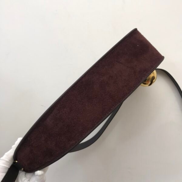 （Burberry）复古风半月形麂皮腋下斜挎包
