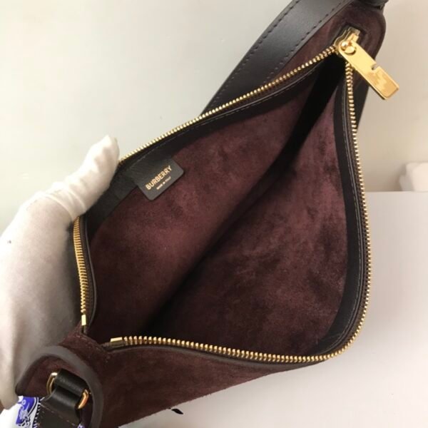（Burberry）复古风半月形麂皮腋下斜挎包