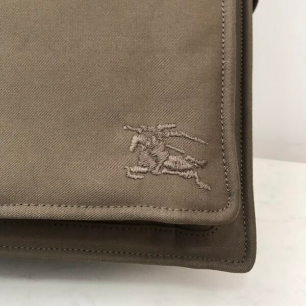 （Burberry）工装风竖款邮差托特包