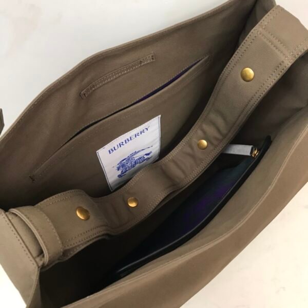 （Burberry）工装风竖款邮差托特包
